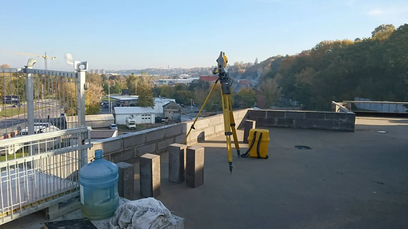 Geodezijos prietaisai virš miesto